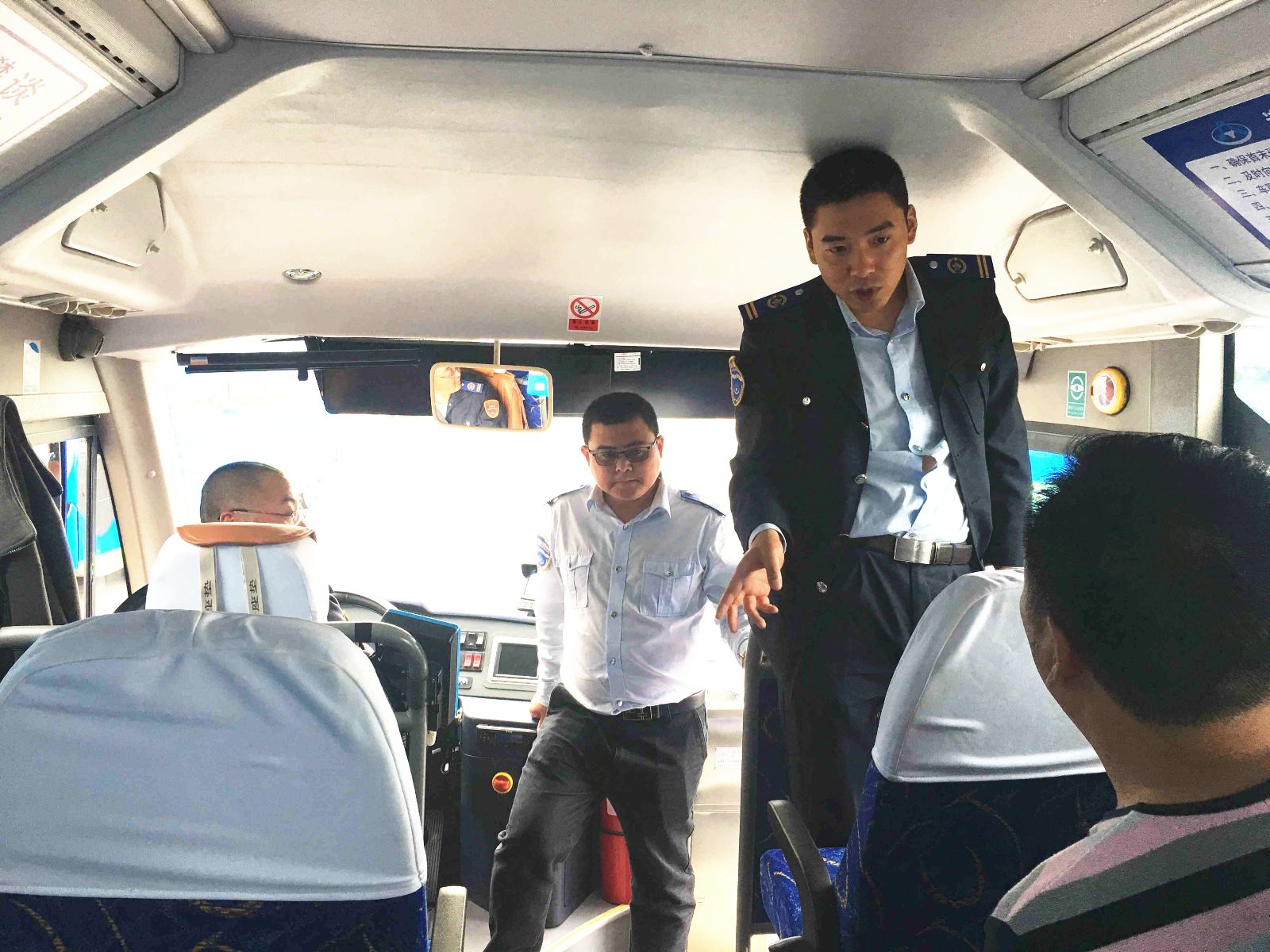 文明公交我先行 公交集團佳連公司做好車廂清潔推進創文常態化